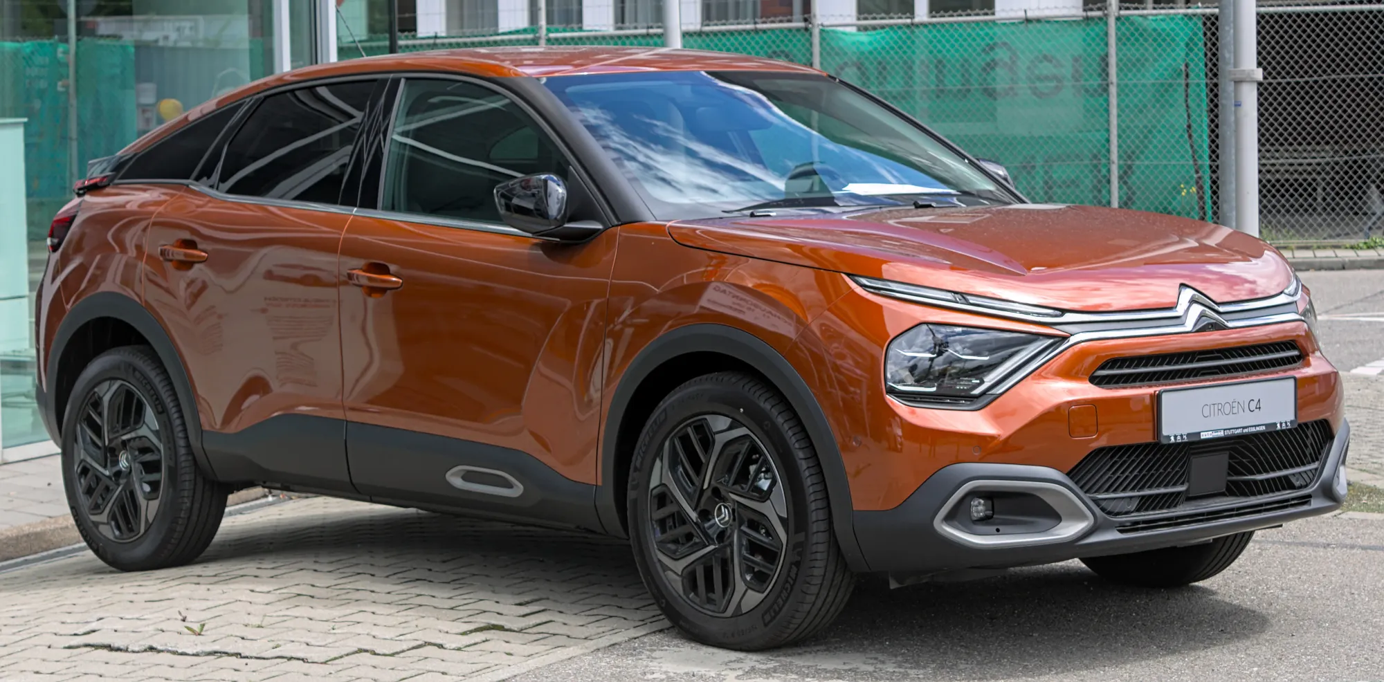 Citroën C4 X vista frontal y lateral mostrando su diseño crossover