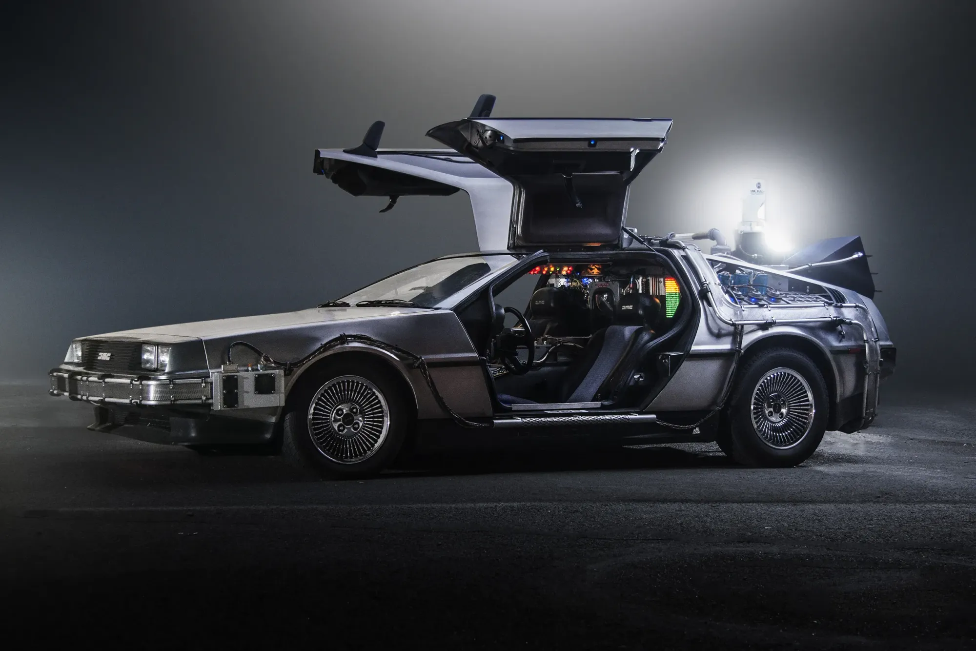 El DeLorean DMC-12 de Volver al Futuro con las puertas abiertas