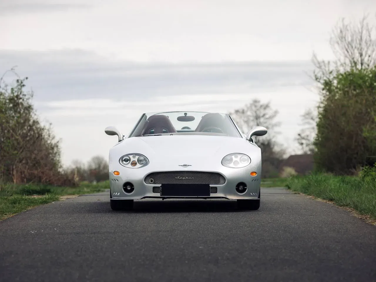 Spyker C8 Spyder de perfil mostrando sus líneas aerodinámicas