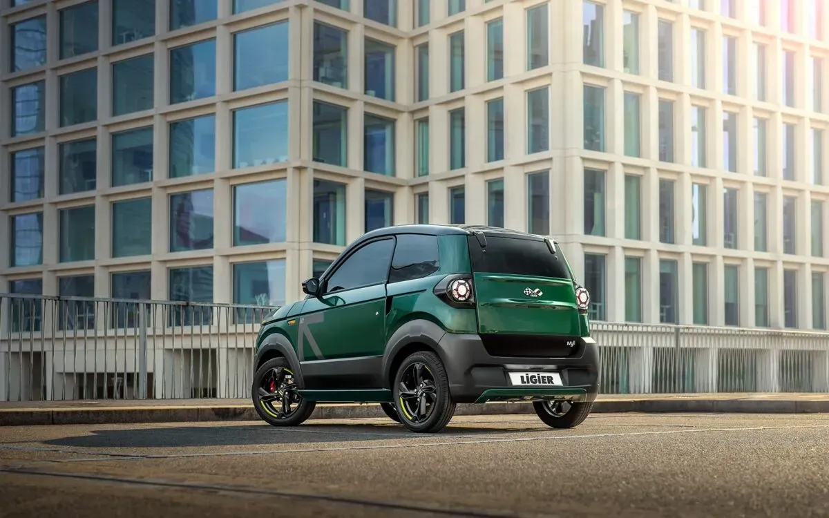 Ligier Myli de perfil en un entorno urbano