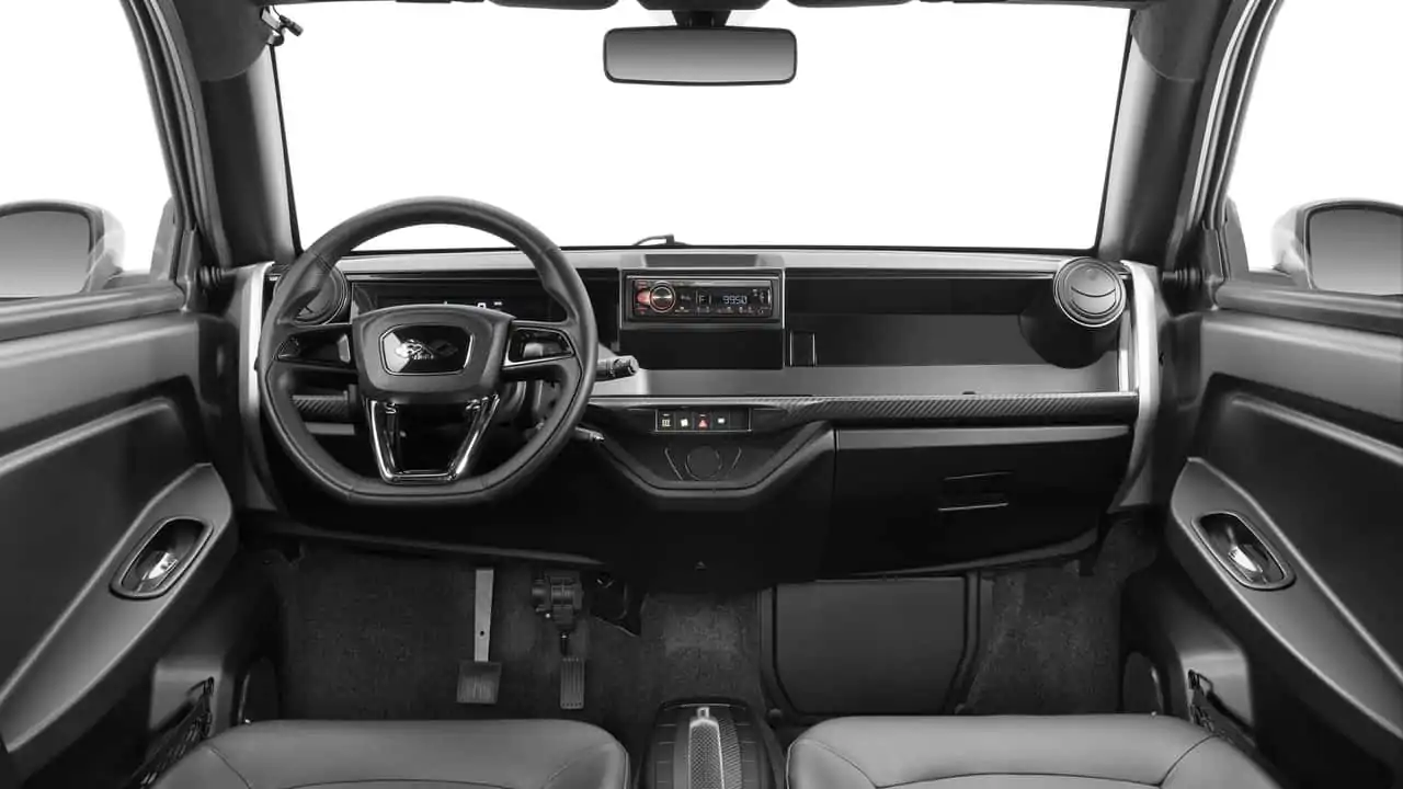 Interior del Ligier Myli mostrando el volante y la pantalla