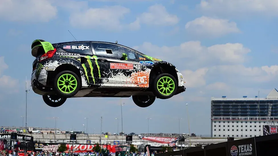 Ken Block realizando un drift en un Subaru WRX STI