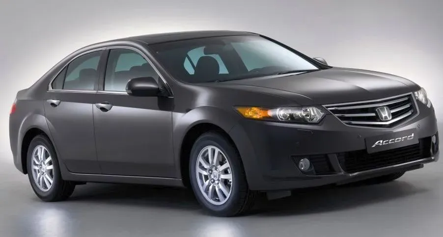 Honda Accord 2008 modelo anterior en carretera