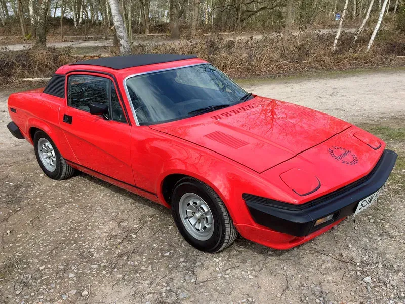Triumph TR7 1977 de perfil mostrando su diseño en cuña