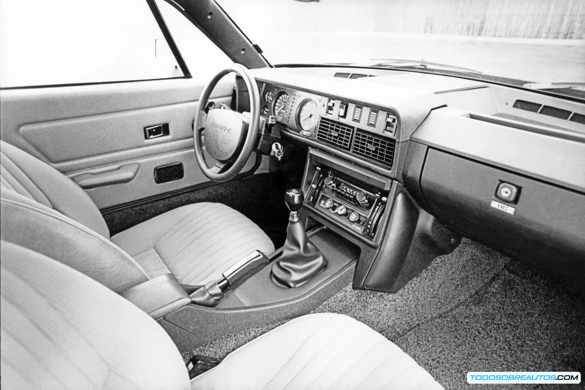 Triumph TR7 1977 circulando por una carretera de montaña