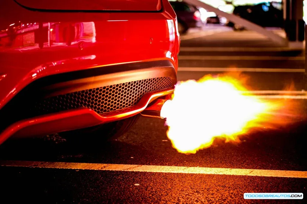 Imagen de un motor de combustión interna con un dispositivo termoeléctrico instalado en el tubo de escape, mostrando la transformación de calor residual en electricidad.
