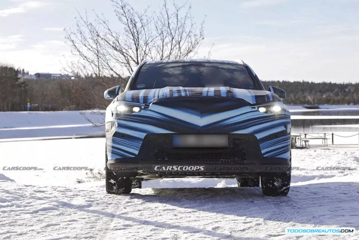 Vista trasera del Mercedes-Benz GLC EV 2027, mostrando los faros traseros.