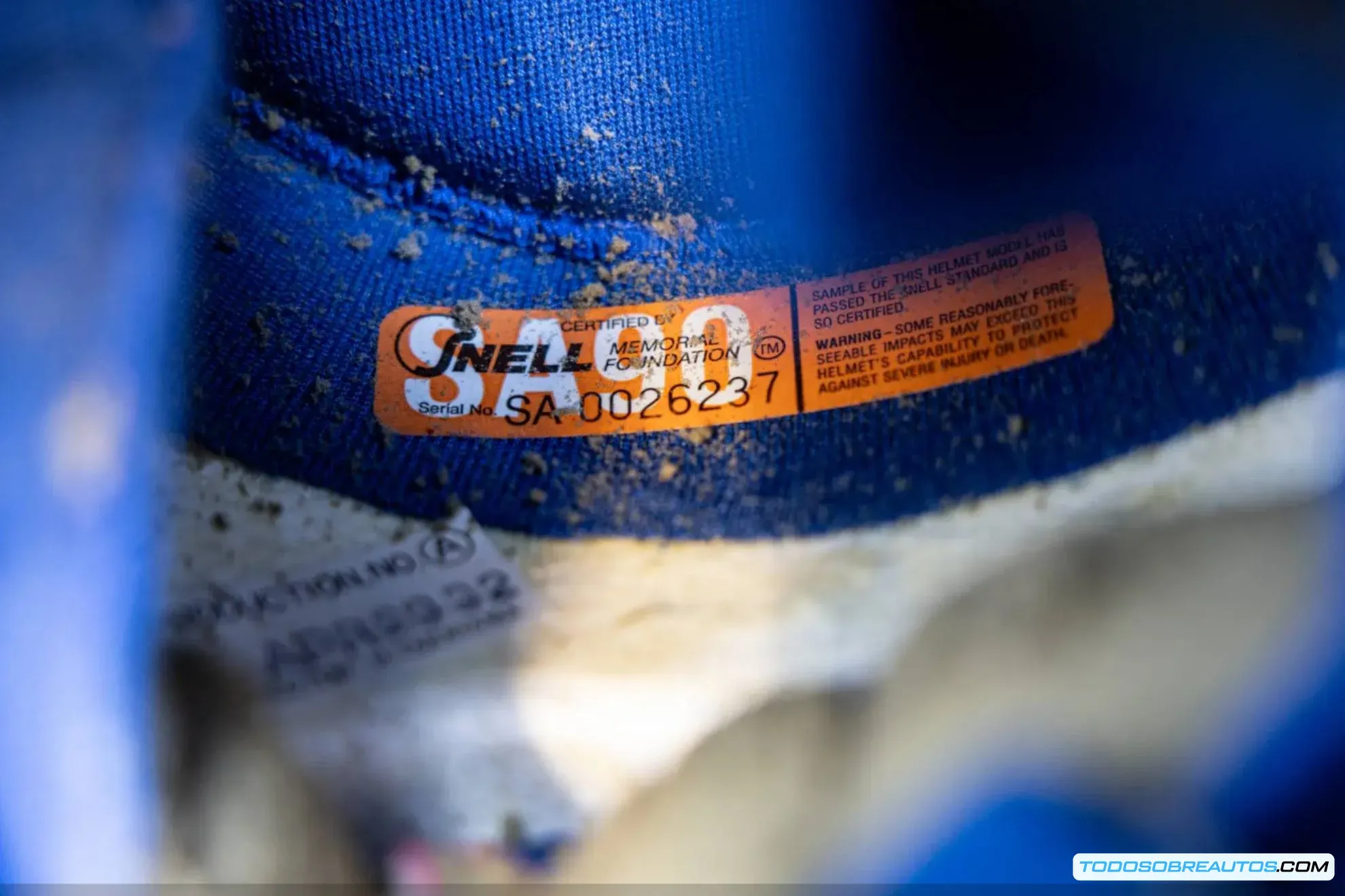 Imagen de primer plano de detalles del casco de Senna, mostrando los colores y logotipos.
