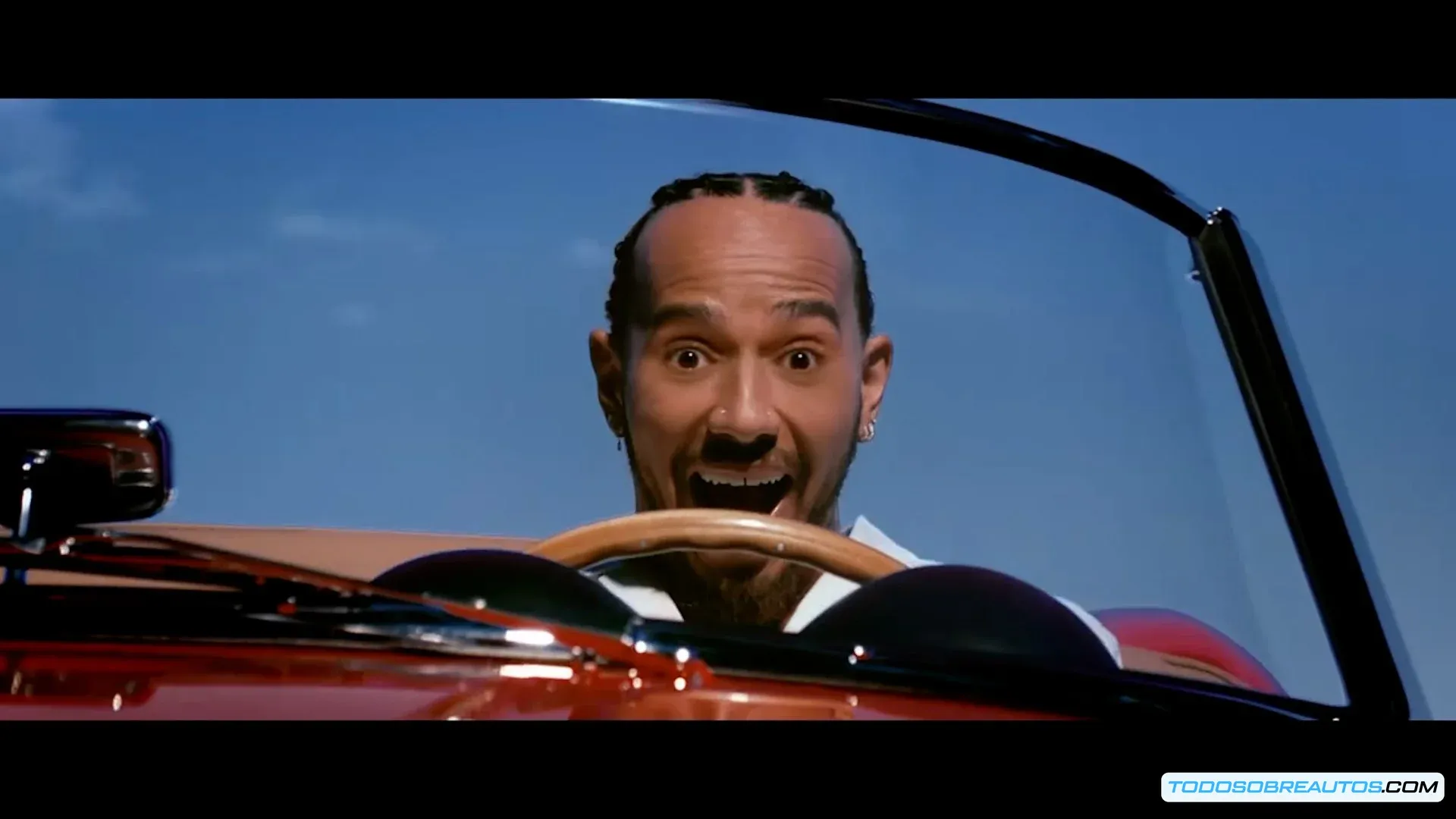 Imagen que representa el cameo de Lewis Hamilton en la escena modificada de