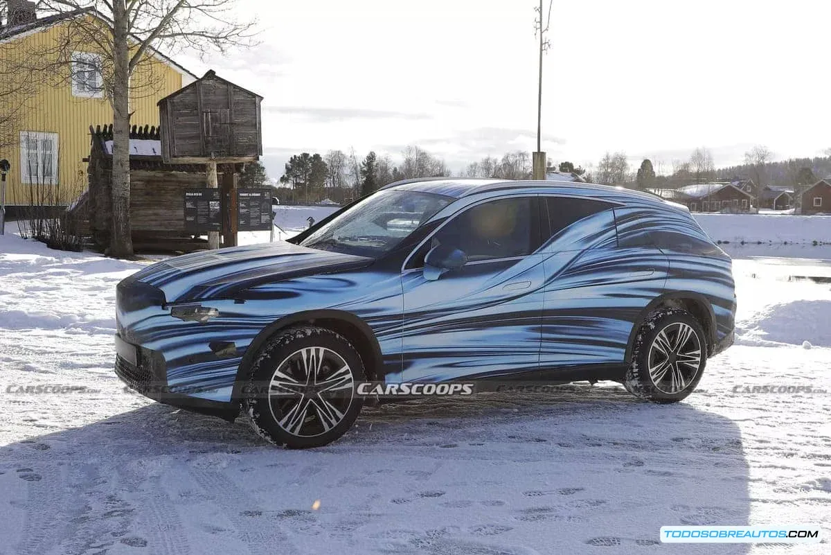 Vista frontal del Mercedes-Benz GLC EV 2027, destacando la parrilla y los faros.