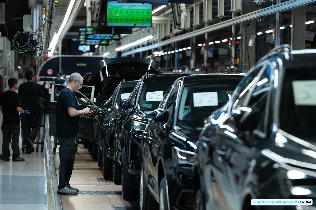 Imagen de un motor de coche con componentes tecnológicos o un gráfico que muestre la mejora en la eficiencia de la producción.