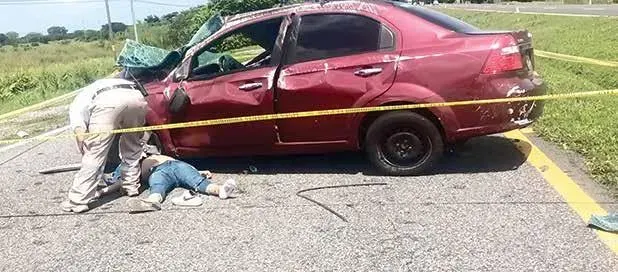 Chevy Impala Destrozado Sufre Doble Impacto en Autopista