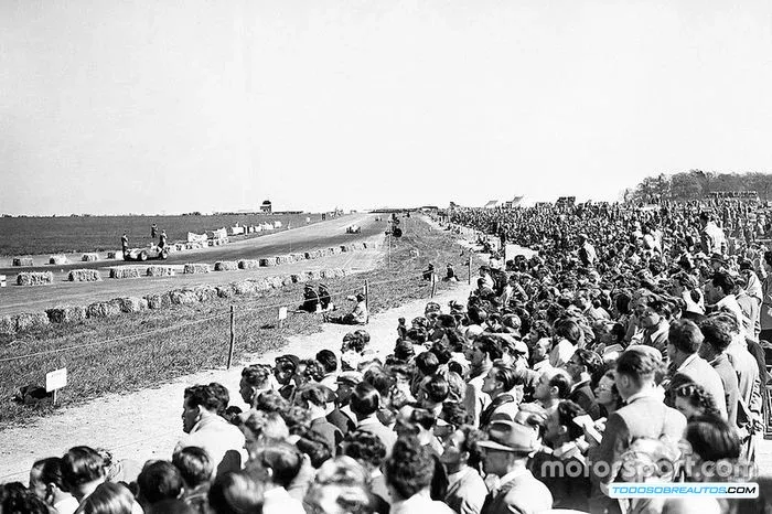 Giuseppe Farina ganando el Gran Premio de Gran Bretaña de 1950 en Silverstone.