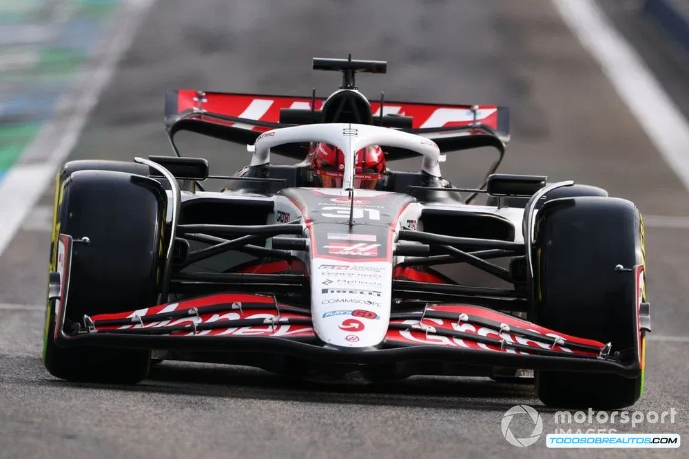 Imagen de un piloto de F1 en acción durante las pruebas.