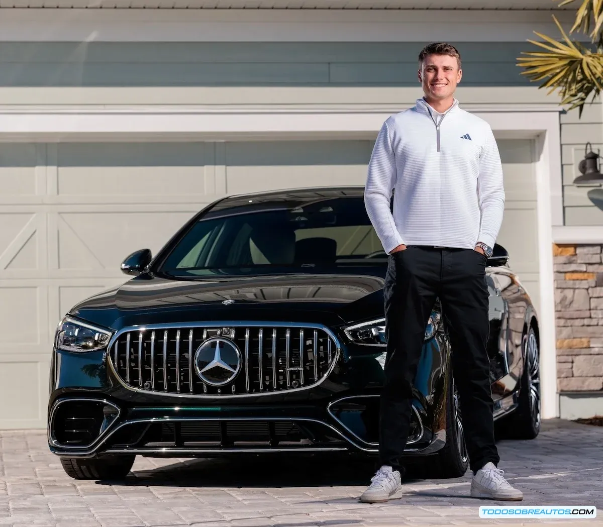 Ludvig Åberg jugando al golf o con un vehículo Mercedes-Benz, representando la asociación entre ambas marcas.