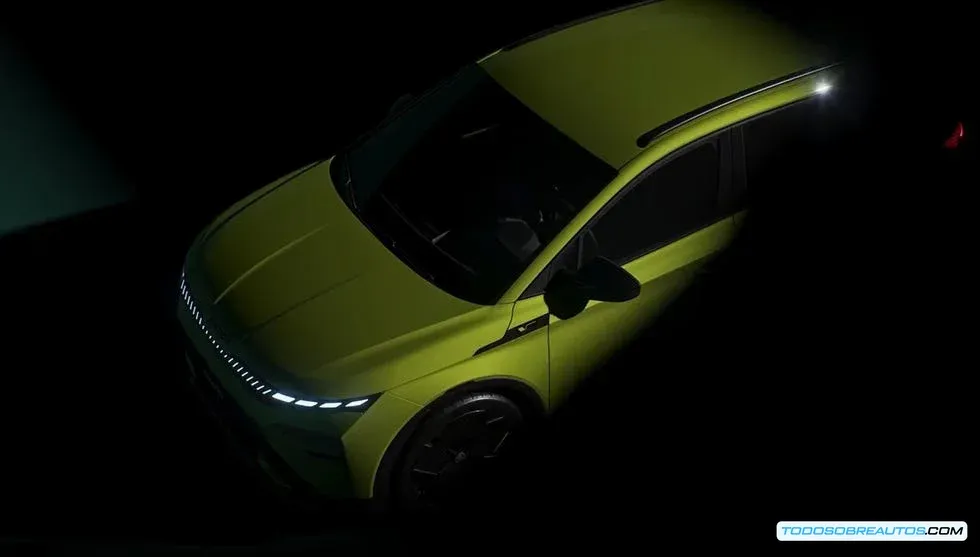 Detalles del diseño exterior del Skoda Elroq RS, mostrando sus elementos deportivos.