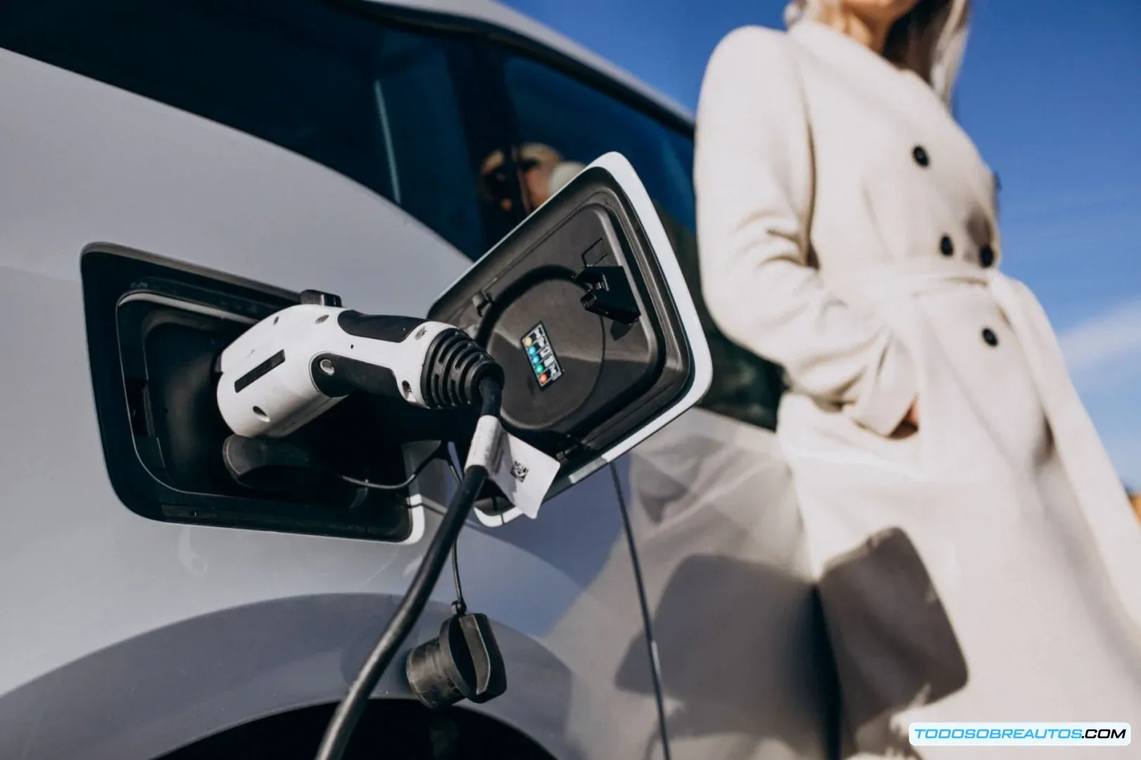 Gráfica mostrando el aumento del kilometraje anual de vehículos eléctricos en comparación con los vehículos de gasolina desde 2015 hasta 2025.