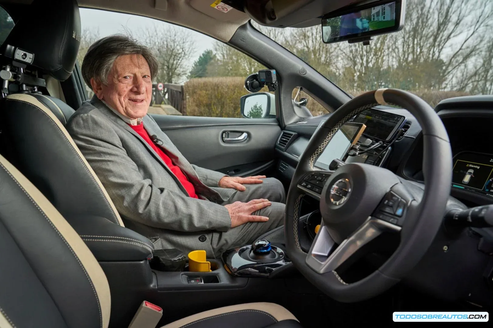 Brad Ashton, un hombre de 93 años, sentado al volante de un vehículo Nissan autónomo.