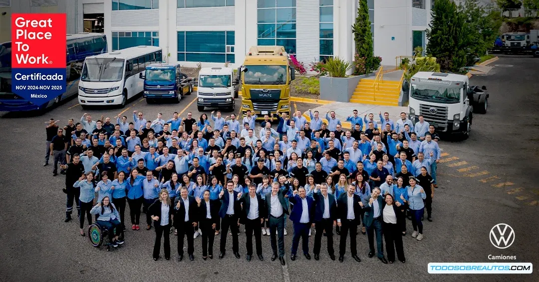 Empleados de Volkswagen Truck & Bus México trabajando en un ambiente colaborativo y positivo, o logos de VWTB y Great Place to Work.
