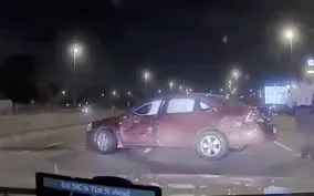 Chevy Impala Destrozado Sufre Doble Impacto en Autopista