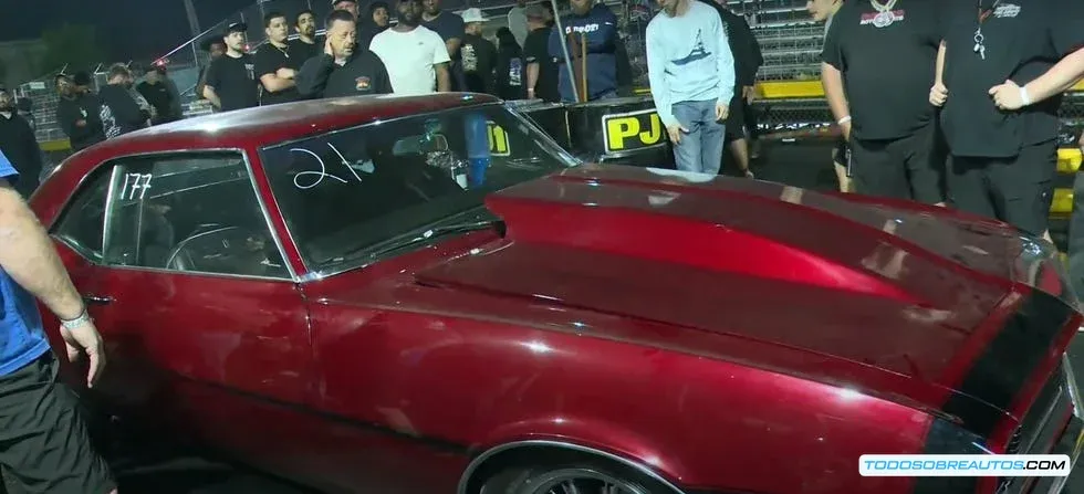 Imagen del Chevrolet Camaro 1968 intacto, antes de la explosión del motor.