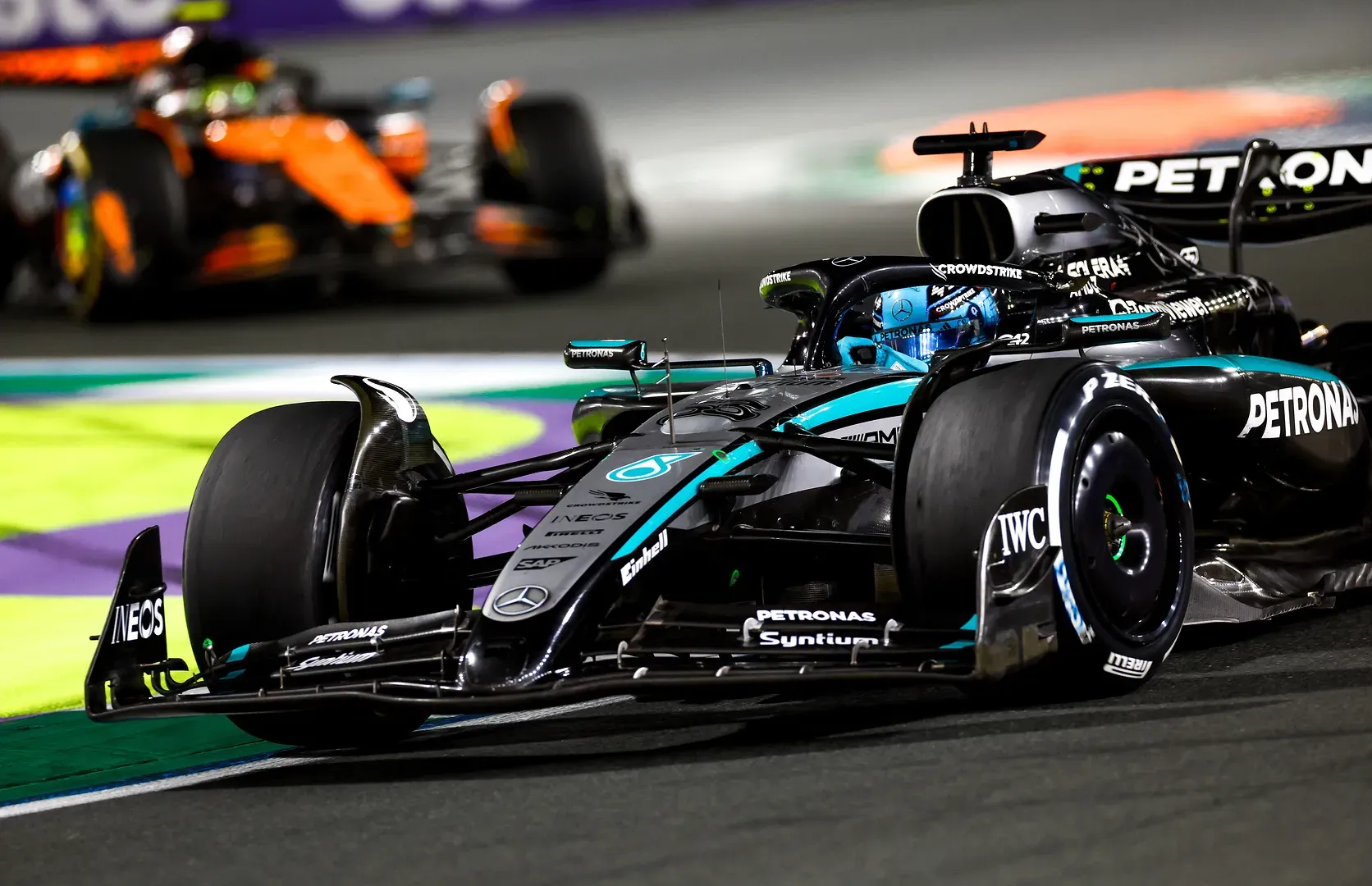 Mercedes F1 Sufre Revés en Arabia Saudí 2025