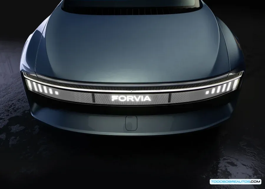 Imagen del vehículo conceptual Saphir de FORVIA, mostrando su diseño futurista y sostenible.