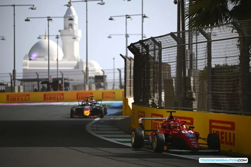 Maya Weug interactuando con un miembro de un equipo de F1.