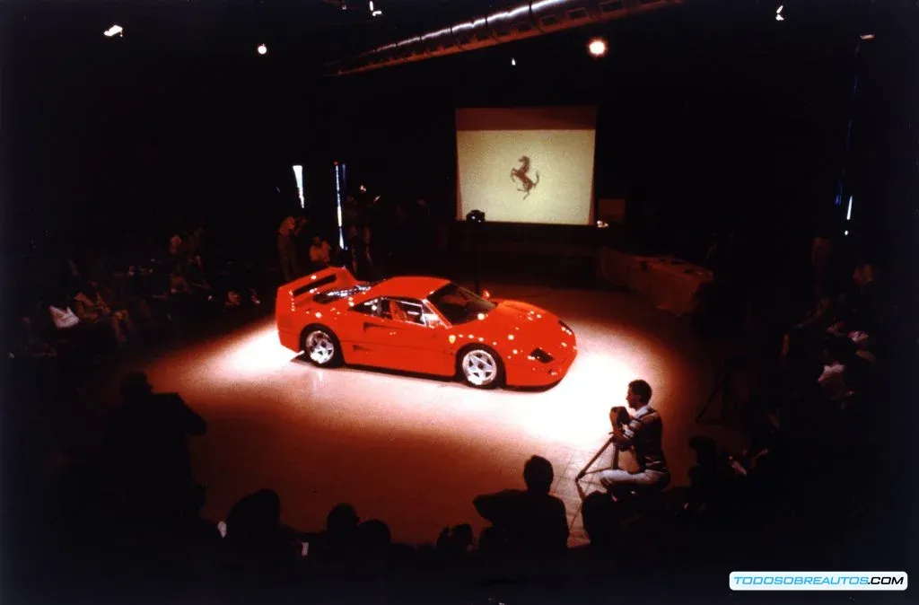 Imagen de la presentación oficial del Ferrari F40 en Maranello en 1987.
