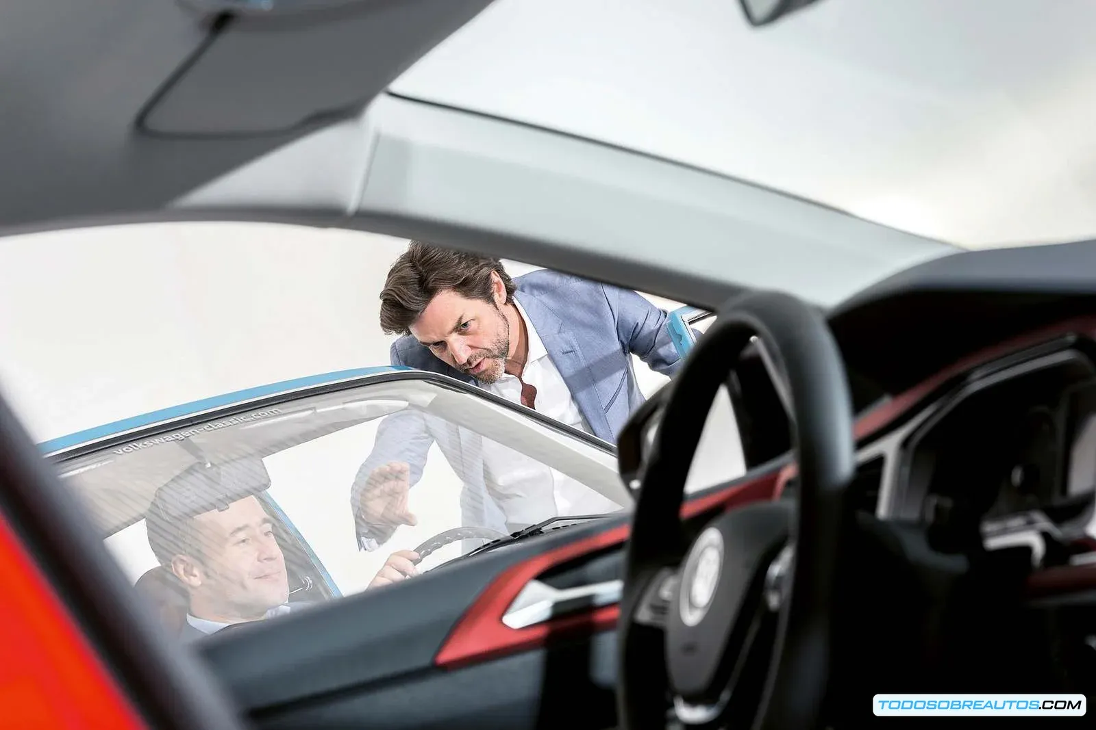 Imagen que sugiere la verificación de documentos o la transacción fraudulenta de un auto.