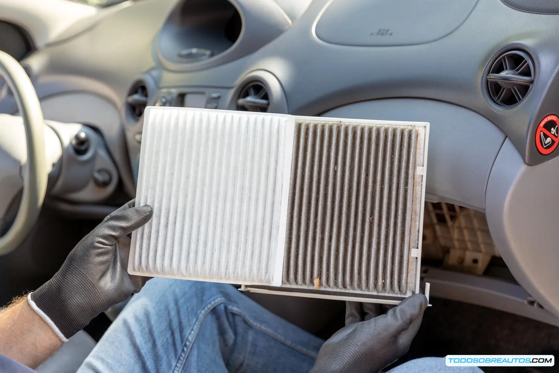 Imagen de un filtro de polen de coche, mostrando su importancia en la prevención de alergias.