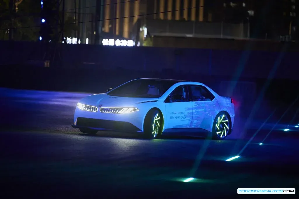Imagen del BMW Vision Driving Experience en una curva, mostrando la dinámica de conducción.