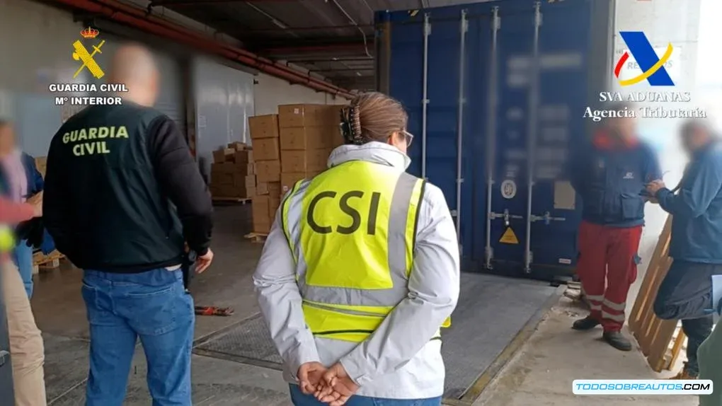 Agentes de la Guardia Civil investigando.