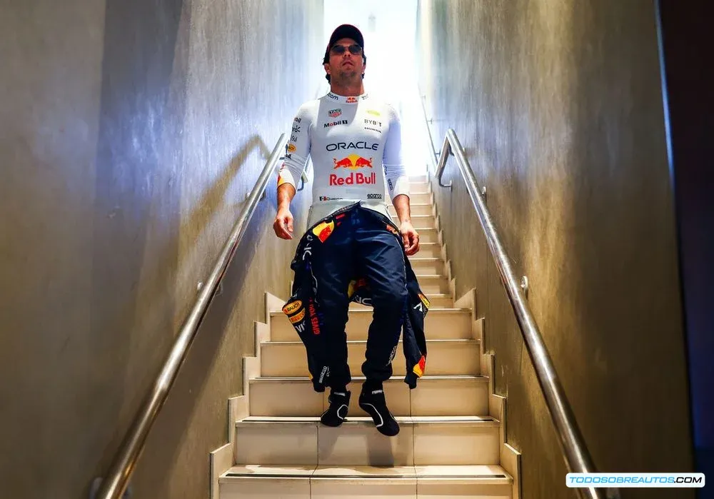 Sergio Pérez con el uniforme de Red Bull Racing (como contrapunto a la imagen de Bottas).
