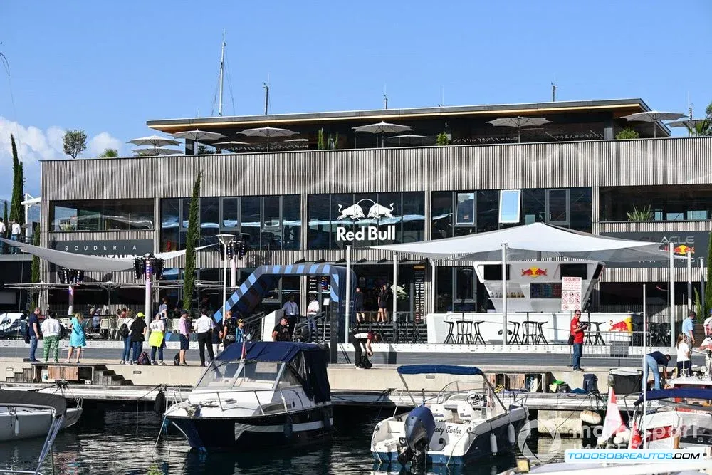 Imagen que muestra un yate de lujo o una vista panorámica de Mónaco.
