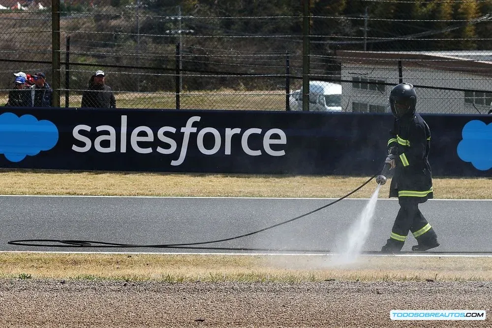Imagen de un bombero apagando un incendio en el circuito de Suzuka.