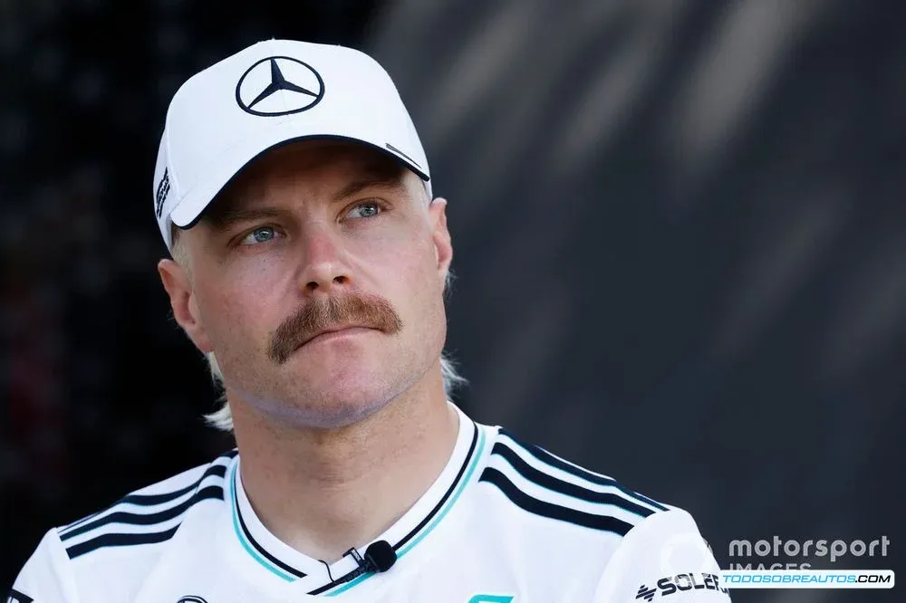 Valtteri Bottas en una imagen relacionada con sus redes sociales (idealmente una imagen de él practicando ciclismo o en una situación informal).