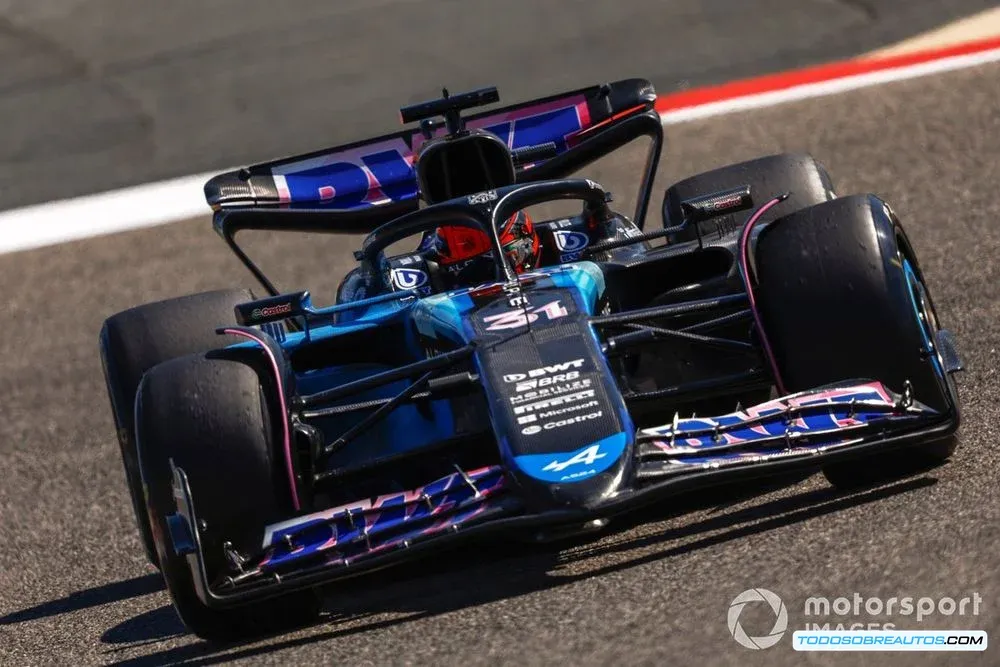 Esteban Ocon, piloto alto de Fórmula 1, en su monoplaza.