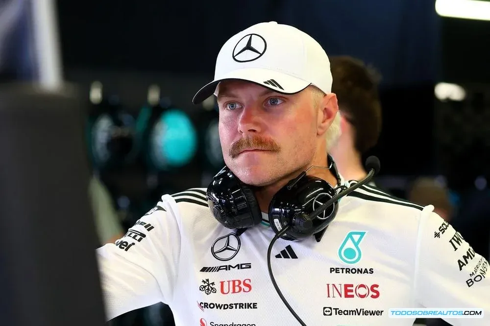 Valtteri Bottas con el uniforme de Mercedes.