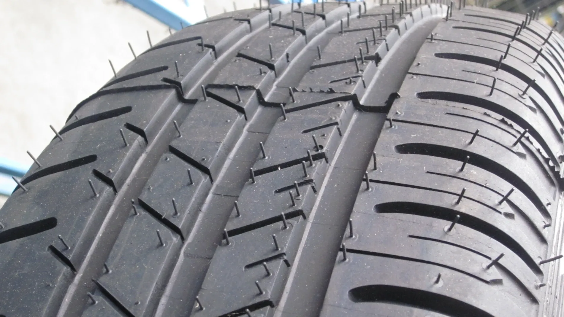 neumáticos nuevos tienen 'pelitos'