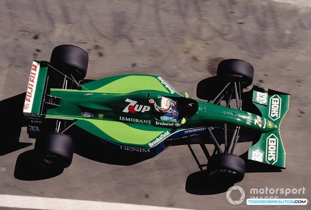Imagen de una carrera sprint de F1 con el logo de Gatorade visible, o una imagen del logo de Gatorade en un entorno de competición.