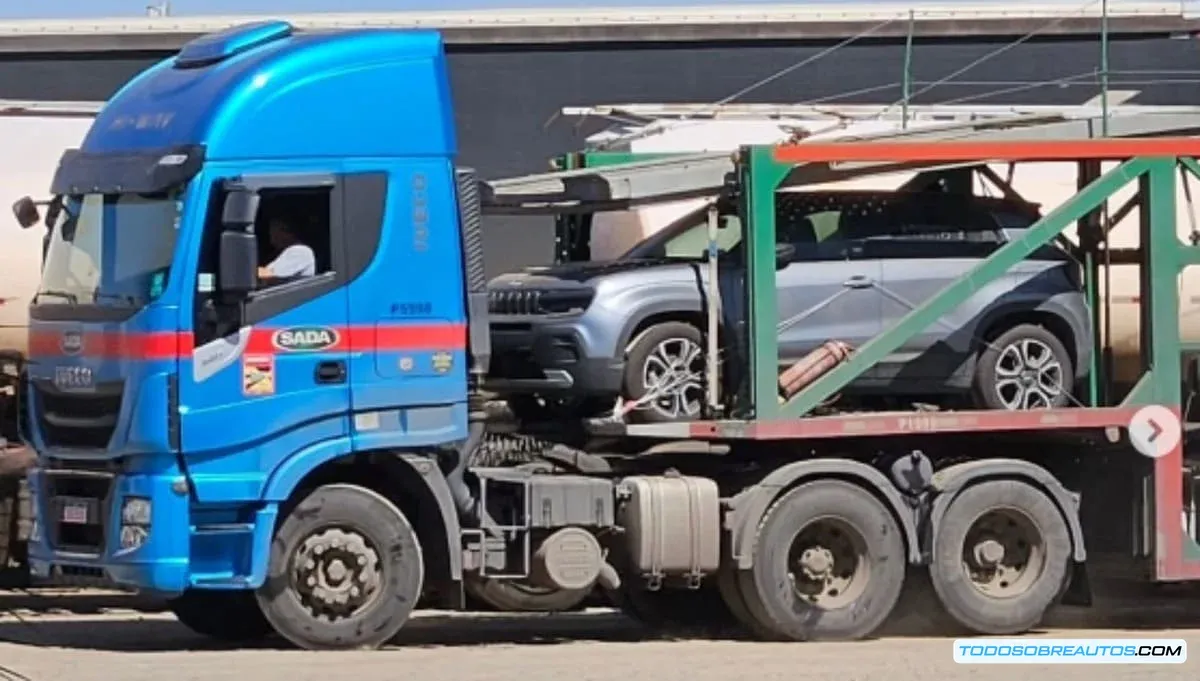Foto espía del Jeep Avenger en Brasil, sin camuflaje, en un camión.