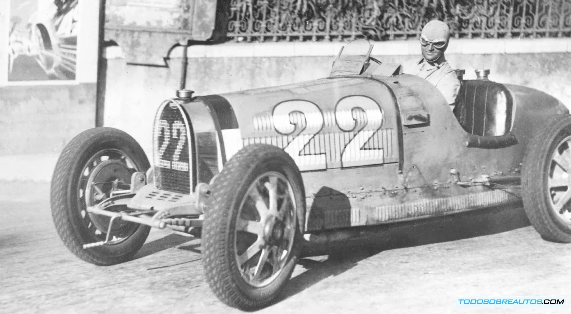 Fotografía histórica de un coche de carreras Bugatti Type 51 en el Gran Premio de Mónaco, conducido por Louis Chiron.