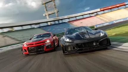 Corvette E-Ray Híbrido Vence a Camaro Supercar en Drag Race