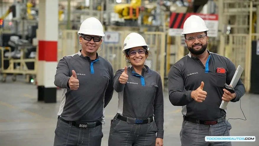 Empleados de Nissan trabajando en un entorno seguro y moderno.