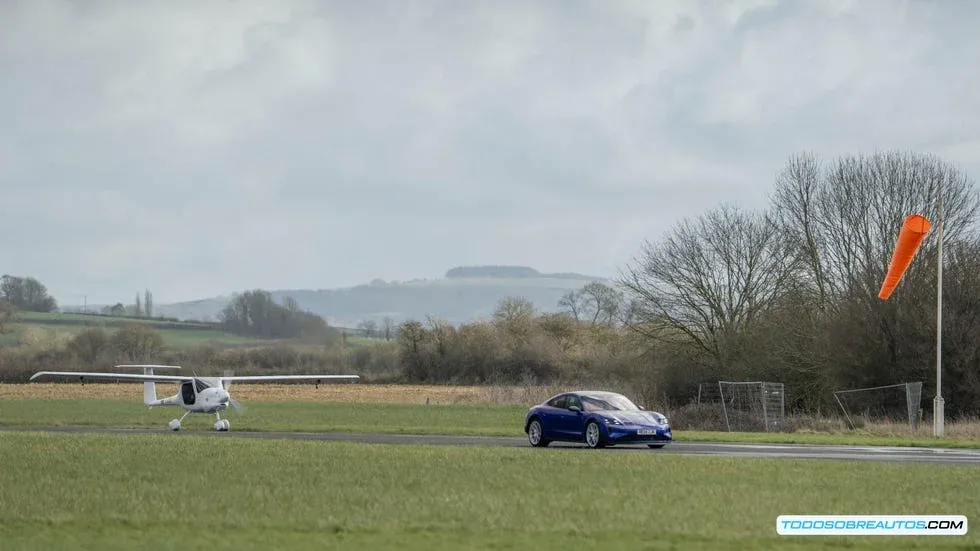 Comparativa visual entre el Porsche Taycan Turbo GT y el Pipistrel Velis Electro.