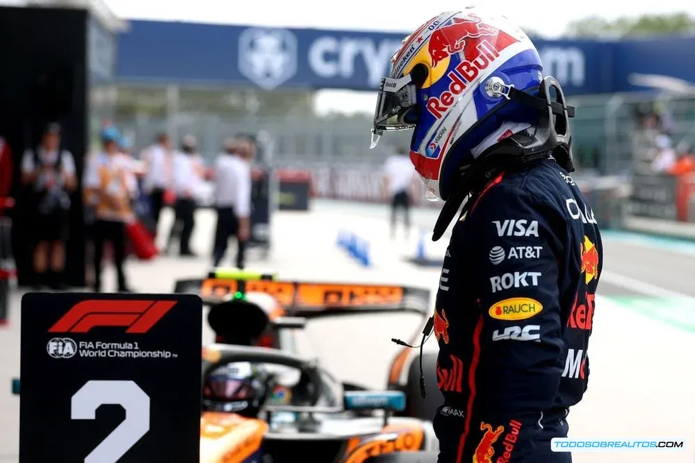 Max Verstappen en su monoplaza Red Bull, mostrando concentración durante la carrera.