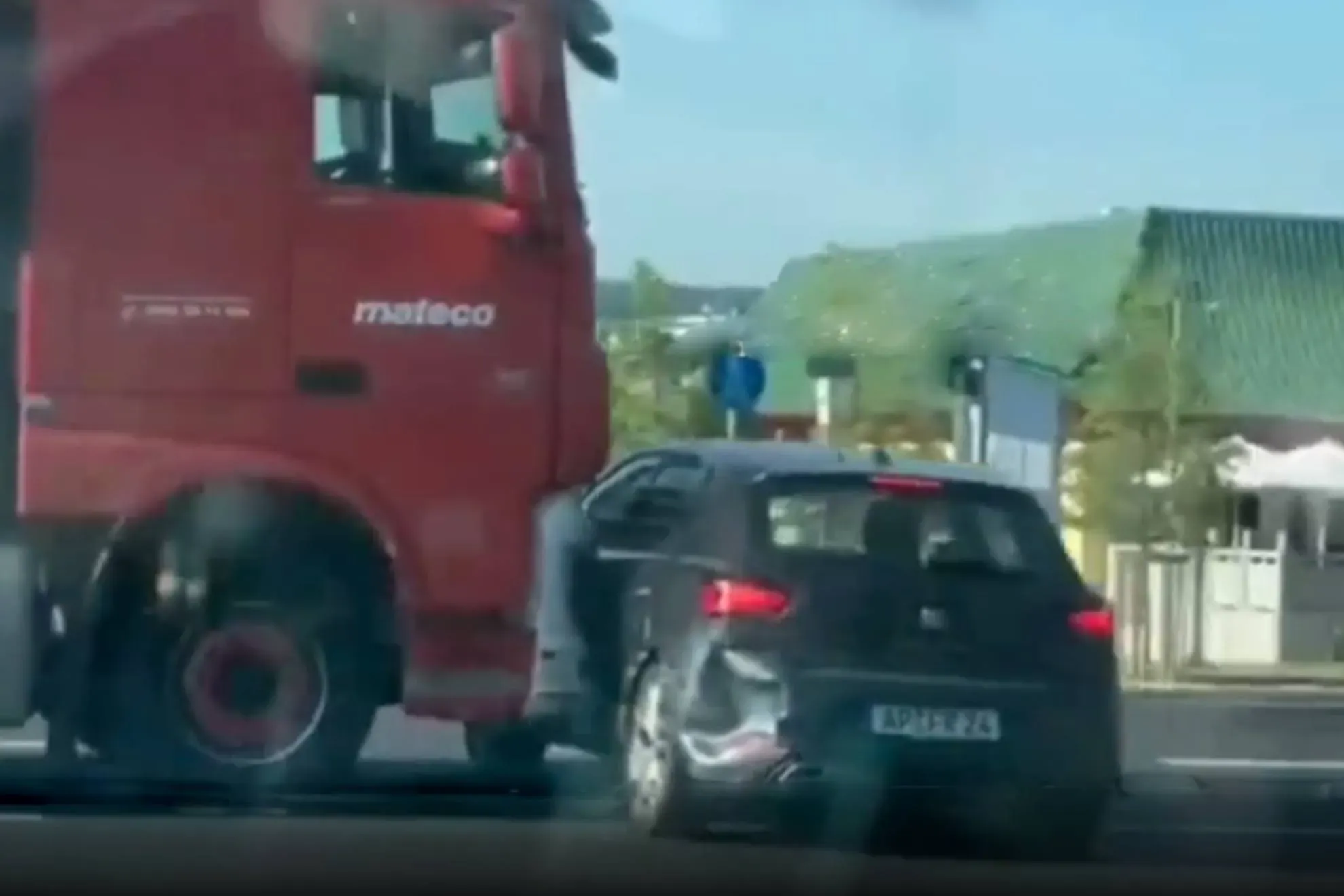 Camión Arrastra Coche en Rotonda de Ibiza