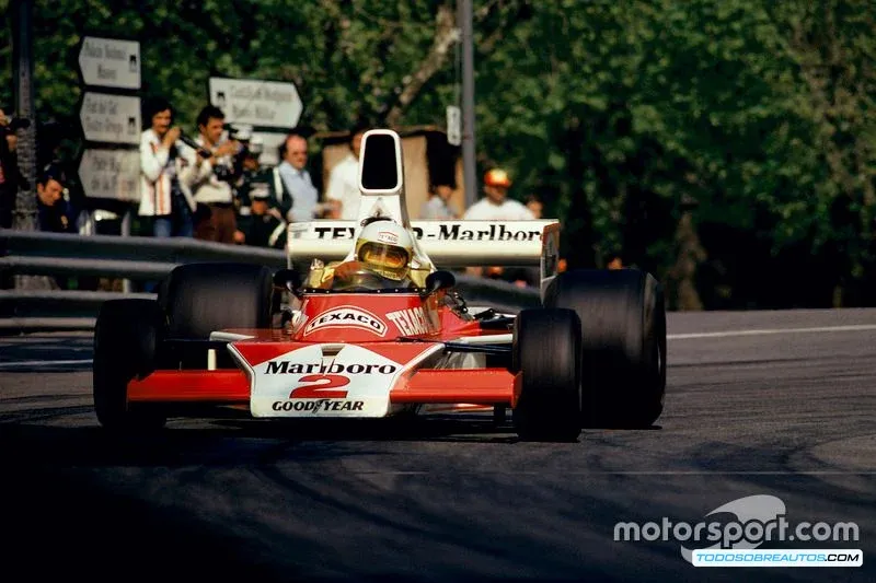 Jochen Mass conduciendo su McLaren M23 en el GP de España 1975.