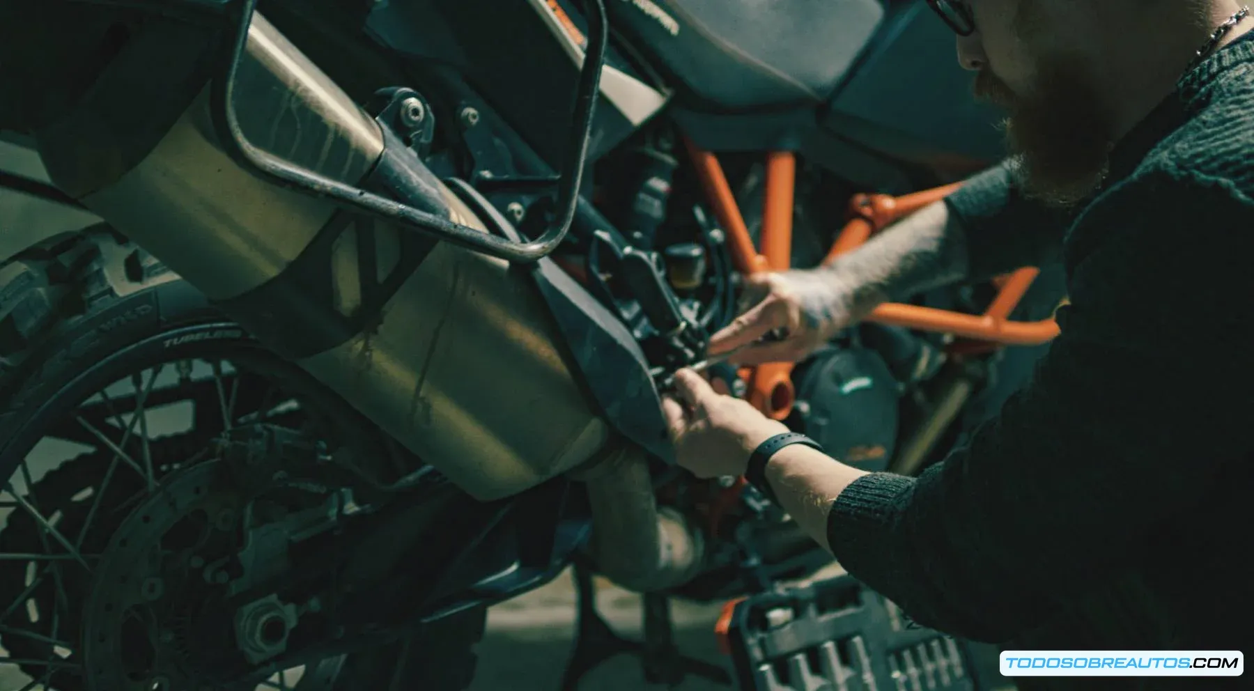Detalle de un neumático de moto, mostrando su superficie y posibles signos de desgaste o daño.
